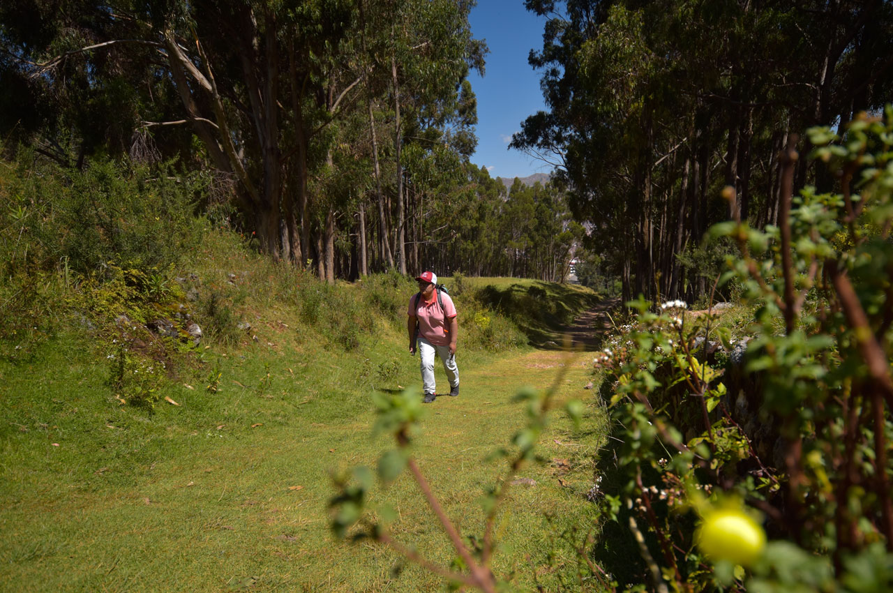 Hiking to Inkilltambo Hiking to Inkilltambo
